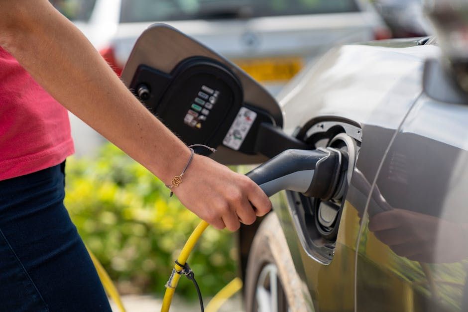 Ottawa Drivers Eye EV Deals as Federal Rebates Make a Comeback