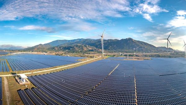 Ontario Adds 14 New Solar and Wind Projects in First Renewable Push in Over a Decade