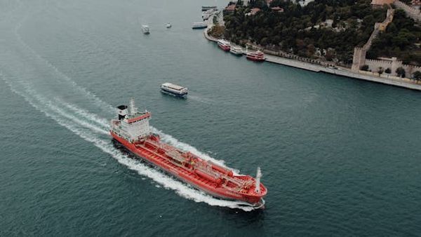 Oil Prices Slide as US-Iran Peace Deal Talks Raise Hopes for Strait of Hormuz Reopening